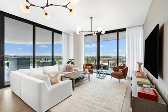 8701 Collins Ave, Unit # 805 in Surfside, FL - Foto de edificio - Building Photo