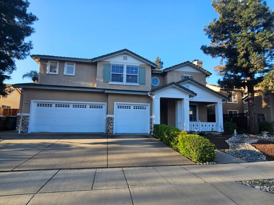 1428 Legend Ln in Brentwood, CA - Foto de edificio