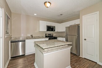 8454 Lake Crystal Dr in Houston, TX - Building Photo - Building Photo