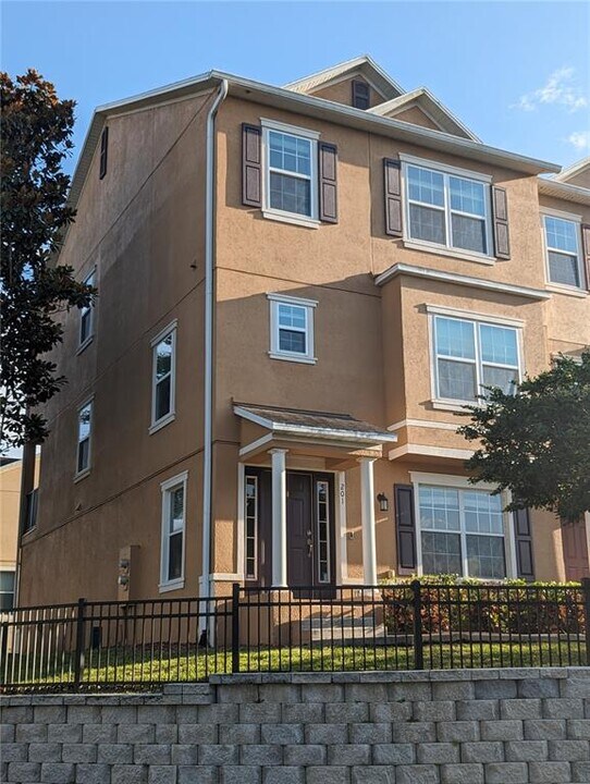 201 Maplebrook Dr in Altamonte Springs, FL - Foto de edificio