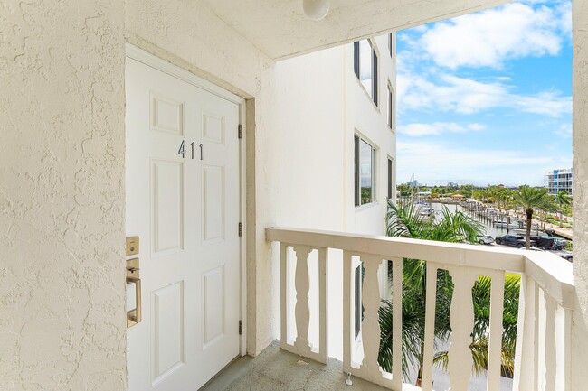 301 Lake Shore Dr in Lake Park, FL - Building Photo - Building Photo