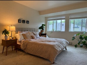 5064 Foothills Dr, Unit A in Lake Oswego, OR - Building Photo - Building Photo