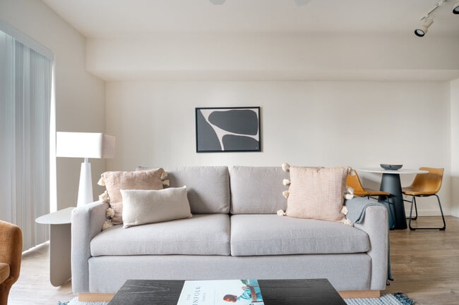 10410 NE 2nd St in Bellevue, WA - Building Photo - Building Photo