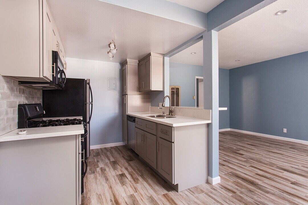 2328 N Ontario St in Burbank, CA - Building Photo