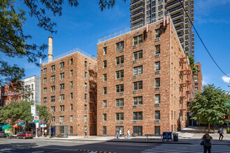 1360 York Ave in New York, NY - Building Photo - Primary Photo