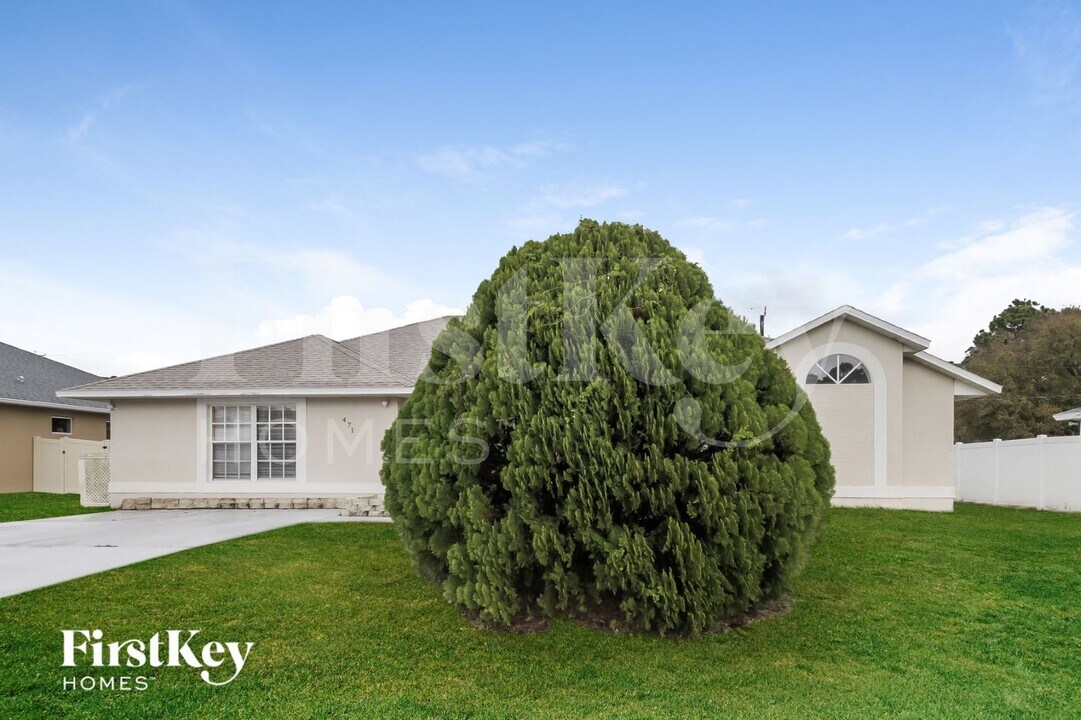 471 Firestone St NE in Palm Bay, FL - Foto de edificio