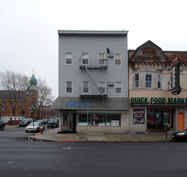 494 Avenue C in Bayonne, NJ - Foto de edificio - Building Photo