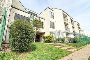 2818 S Bartell Dr in Houston, TX - Building Photo