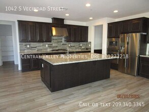 1042 S Vecindad St in Tracy, CA - Building Photo - Building Photo