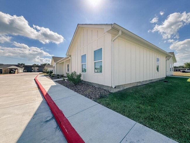 1901 E Sabine St in Victoria, TX - Building Photo - Building Photo
