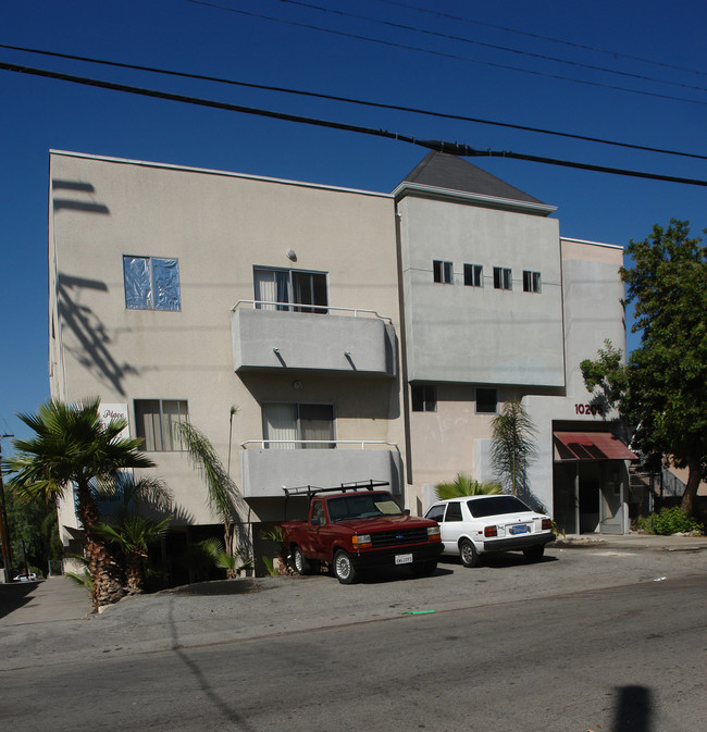 10205 Samoa Ave in Tujunga, CA - Foto de edificio - Building Photo