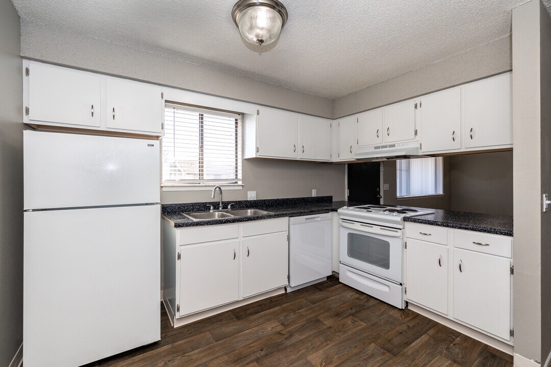 Ponderosa Apartments in Wichita, KS - Building Photo