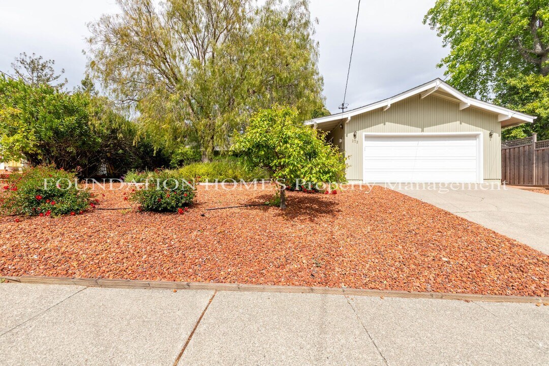 212 Blackstone Dr in San Rafael, CA - Building Photo
