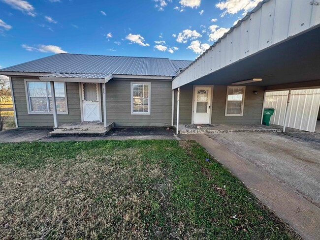 property at 605 E Alameda St