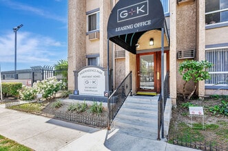 Independence Park Apartments in Canoga Park, CA - Building Photo - Building Photo