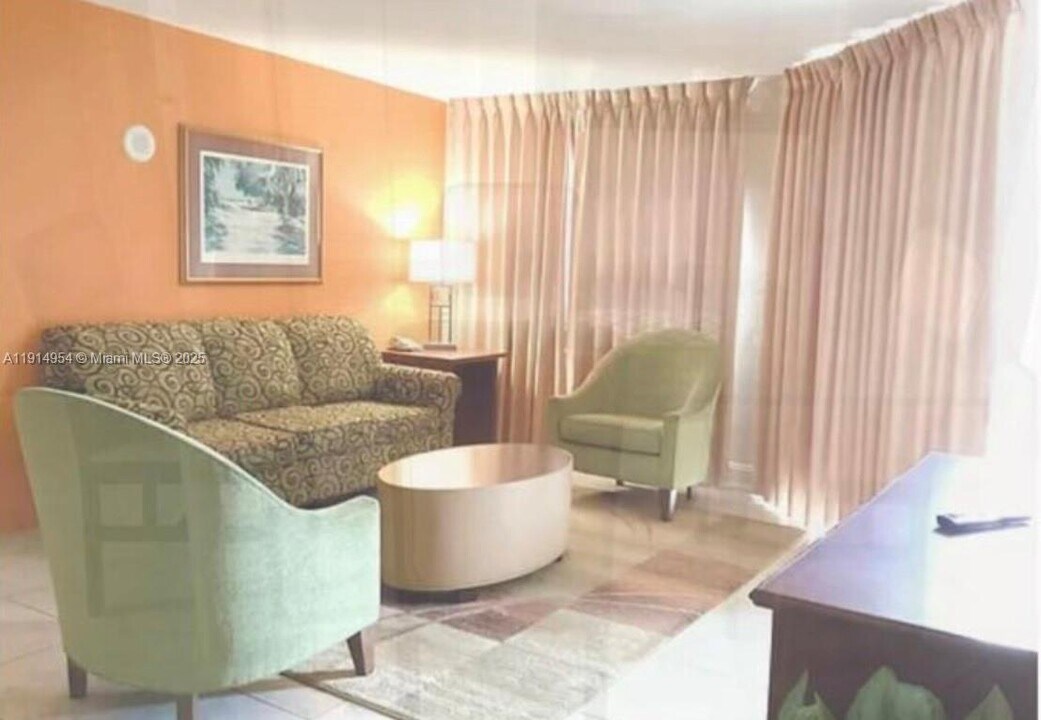 16690 Blatt Blvd in Weston, FL - Foto de edificio