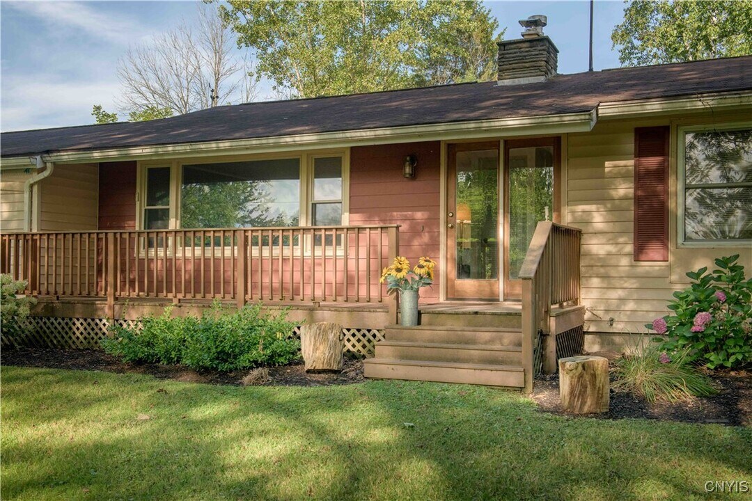 1919 W Lake Rd in Skaneateles, NY - Building Photo