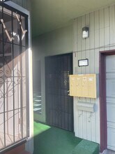 3750 Clarington Ave, Unit 3 in Los Angeles, CA - Foto de edificio - Building Photo