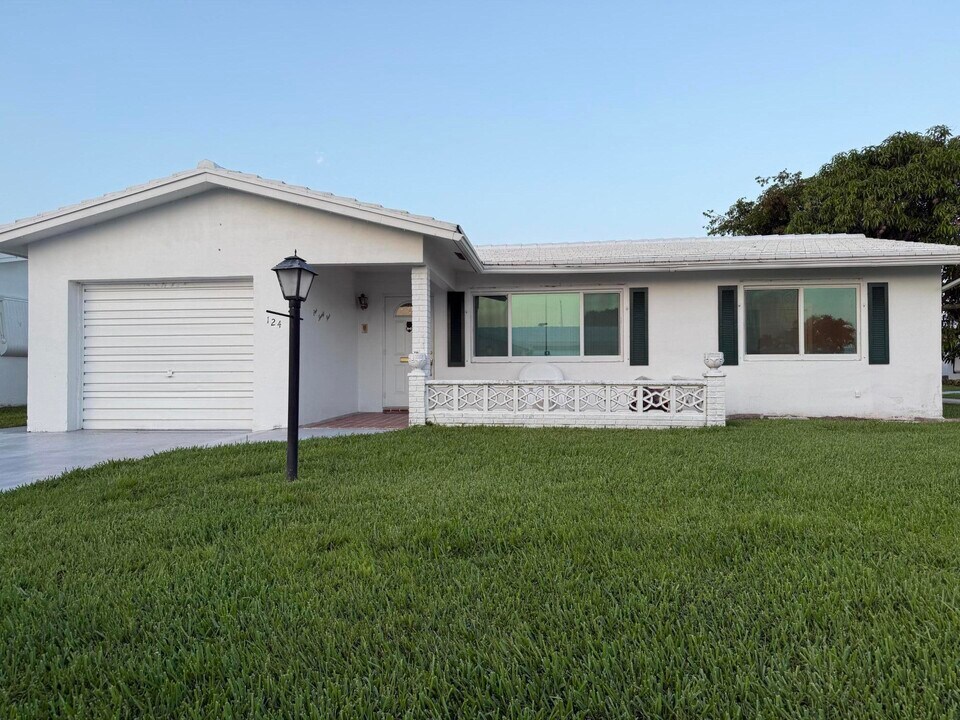 124 SW 9th St in Boynton Beach, FL - Building Photo