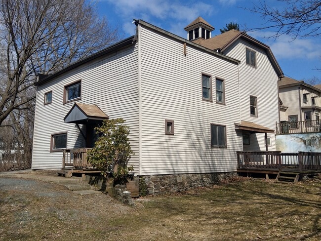27 State St, Unit 6 in Valley Falls, NY - Building Photo - Building Photo