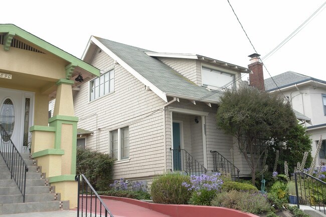 3884 Brighton Ave in Oakland, CA - Foto de edificio - Building Photo