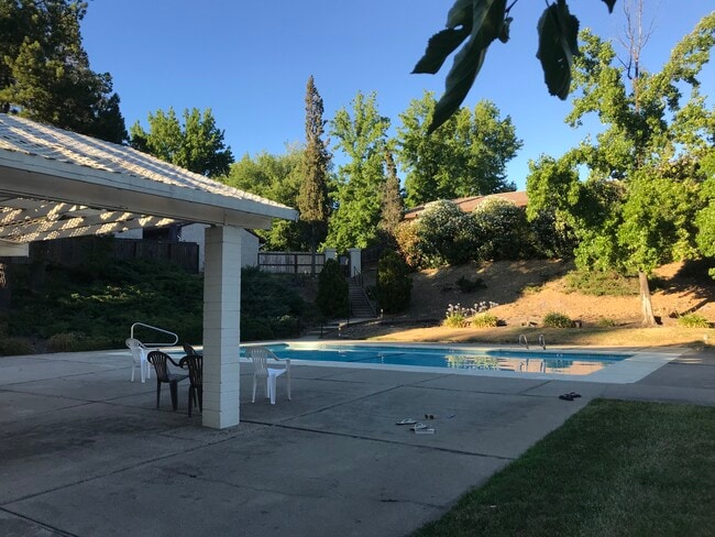 790 Flower Ash Ln in Redding, CA - Foto de edificio - Building Photo