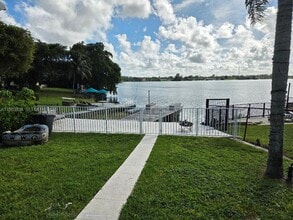 8220 SW 48th St in Miami, FL - Building Photo - Building Photo