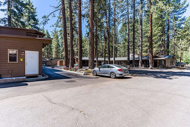 920 Alameda Ave in South Lake Tahoe, CA - Building Photo - Building Photo