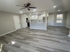 111 Minnie Dr in Itasca, TX - Building Photo