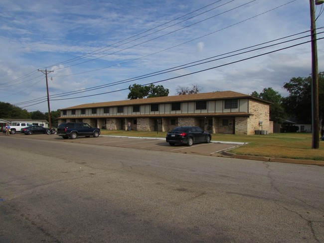 1200 Indiana St in Graham, TX - Foto de edificio - Building Photo