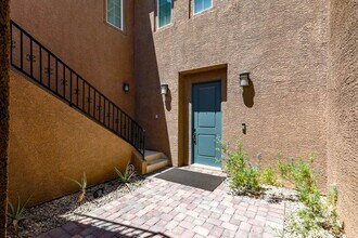 4947 Enchanted View St in Las Vegas, NV - Building Photo - Building Photo