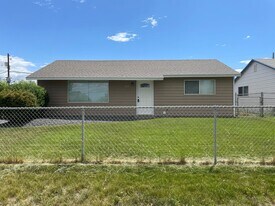 727 S Grand Dr in Moses Lake, WA - Building Photo