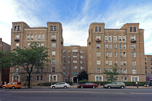 80-20 Broadway in Flushing, NY - Foto de edificio - Building Photo