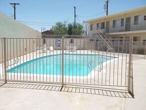 522 E Ave Q-5 in Palmdale, CA - Building Photo - Building Photo