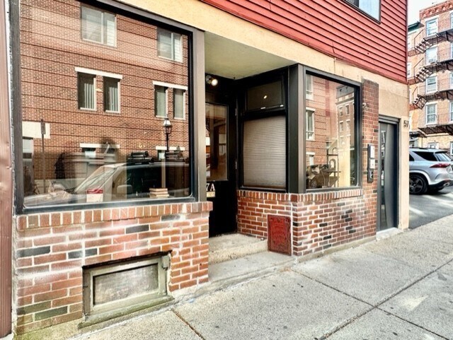 57 Fleet St, Unit #A in Boston, MA - Foto de edificio - Building Photo