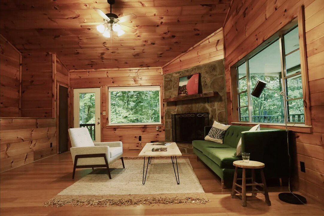 3724 Warden Branch Ln in Gatlinburg, TN - Building Photo