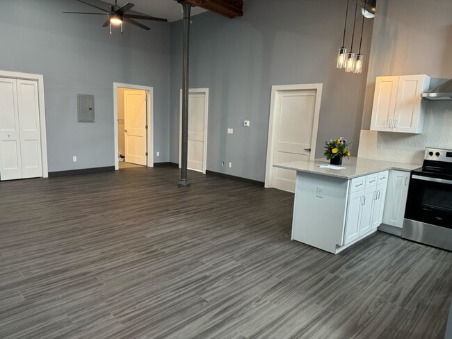 231 E Main St, Unit 201 in Ottumwa, IA - Building Photo - Building Photo