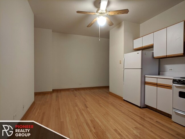 633 W Barry Ave, Unit 401 in Chicago, IL - Foto de edificio - Building Photo