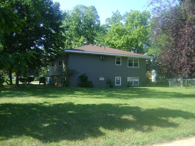 2233 5th Ave, NE, Unit 2, Upstairs in Anoka, MN - Building Photo - Building Photo