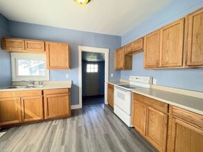 904 E 5th Ave in Hutchinson, KS - Building Photo - Building Photo