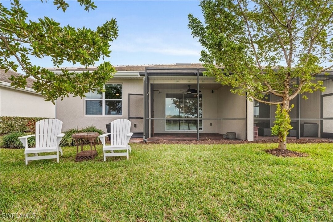 14672 Edgewater Cir in Naples, FL - Foto de edificio