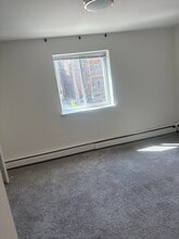 2424 E Webster Pl, Unit 210 in Milwaukee, WI - Building Photo - Building Photo