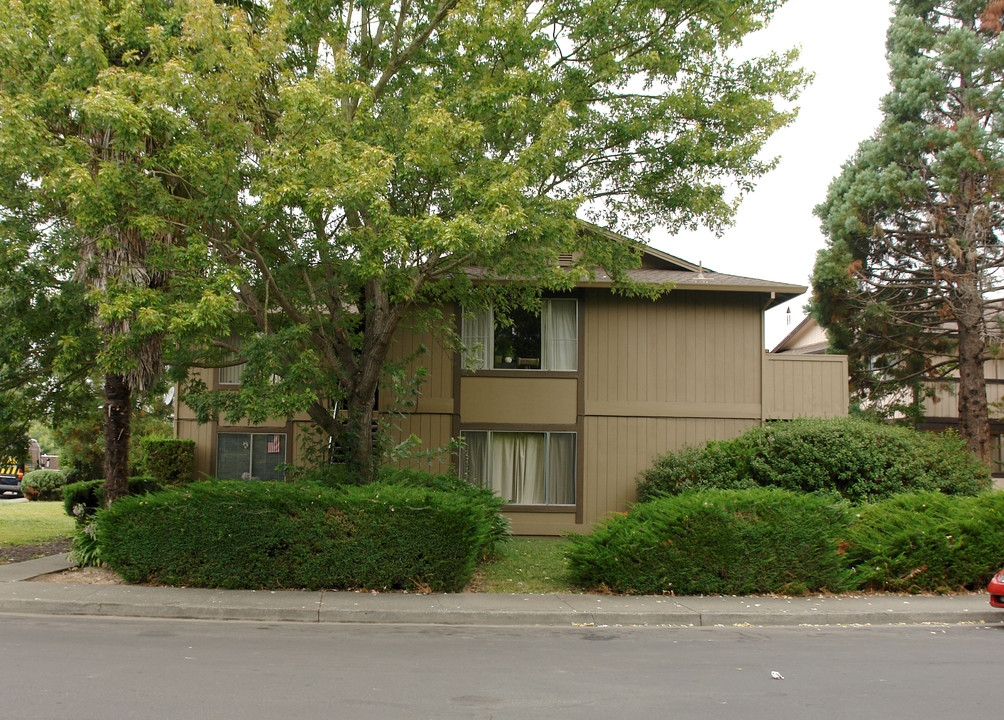 904 Joanne Ct in Rohnert Park, CA - Building Photo