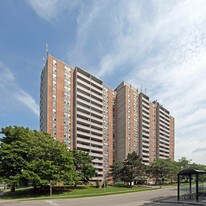 Bayshore Towers in Pickering, ON - Building Photo