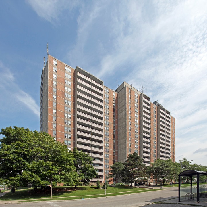 Bayshore Towers in Pickering, ON - Building Photo