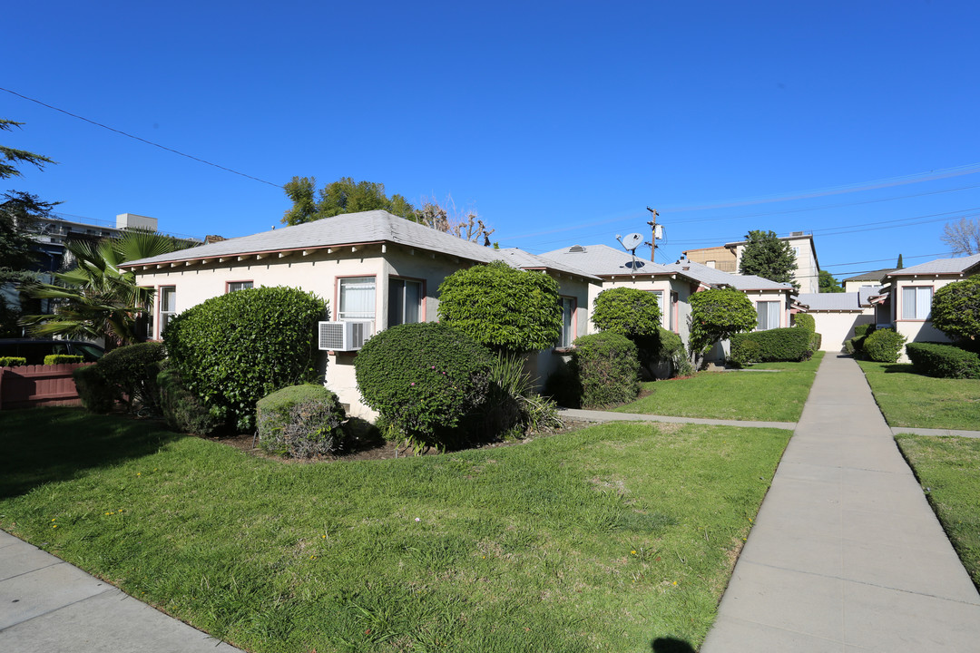 435 E Cypress Ave in Burbank, CA - Building Photo