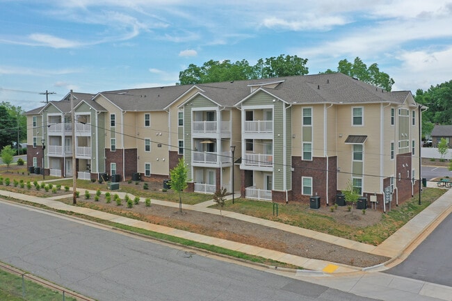 301 Muirs Chapel Rd in Greensboro, NC - Foto de edificio - Building Photo