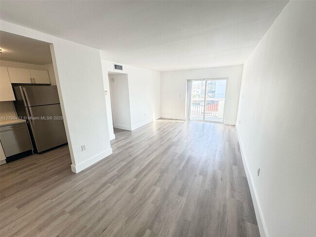 8101 Crespi Blvd in Miami Beach, FL - Building Photo - Building Photo