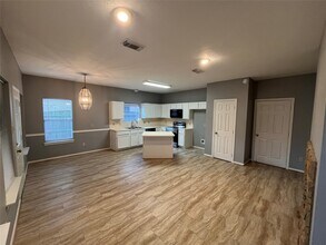 16027 Silver Valley Dr in Houston, TX - Foto de edificio - Building Photo