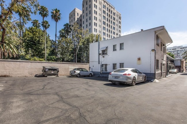 1847 N Cherokee Ave in Los Angeles, CA - Foto de edificio - Building Photo